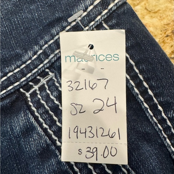 NWT Maurices Women’s Plus Size 24 Medium Wash Cuffed Denim Shorts - Picture 3 of 6